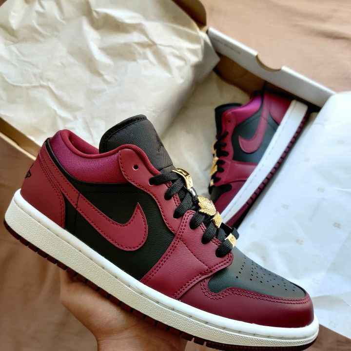 Jordan 1 Low Beetroot Size 8.5W 7mens