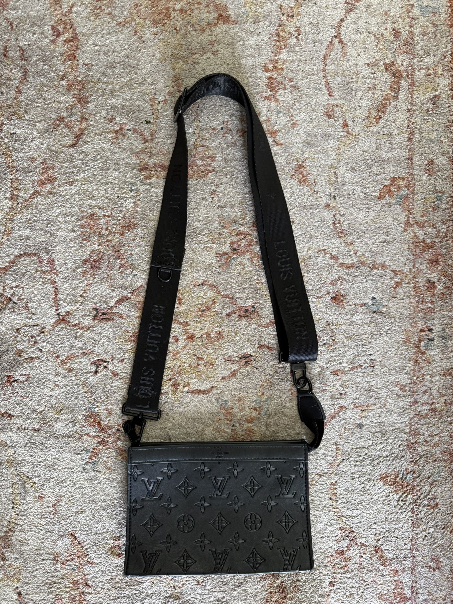 Mens/Womens LOUIS VUITTON Gaston Wearable Wallet (BLK)