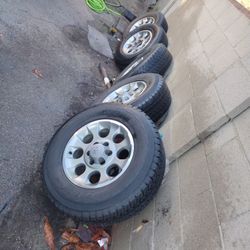 Vendo Un Set De Rines Y Llantas Medidas 265/70R17 Con Un 90/100 De Vida Son 5 Por Todas Precio $525