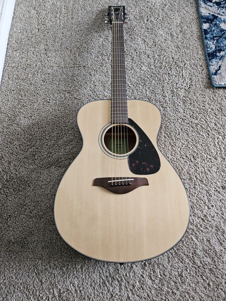 Yahama FS800 Small Body Acoustic Guiter