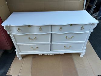 LIKE NEW BEAUTIFUL QUALITY LEXINGTON FRENCH USA DRESSER CAN DELIVER LOCAL IF NEEDED