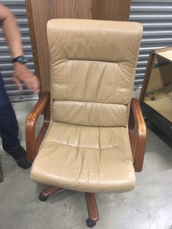 BEIGE LEATHER RECLINING & ROLLING EXECUTIVE OFFICE CHAIR