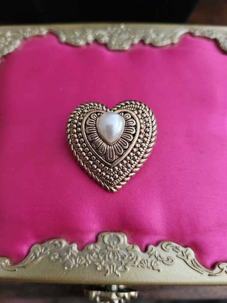 Vintage Taiwan Gold Color Plastic Faux Pearl Heart Brooch Pin 1" F8