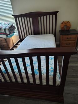 Queen size bed set in very good wood
