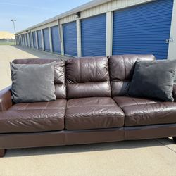 FREE DELIVERY 🚚🚛🚚 Beautiful And Comfy Couch