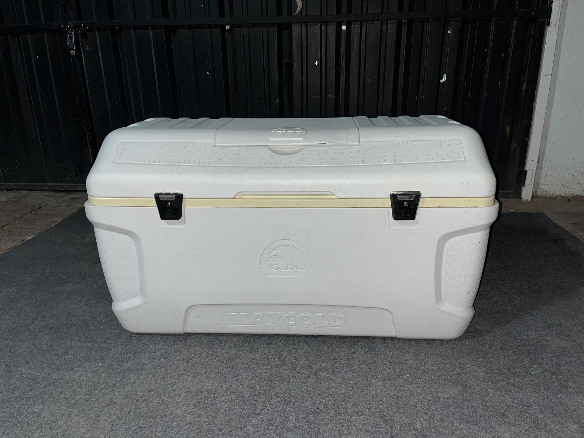 IGLOO 150-Qt. MaxCold Cooler- White