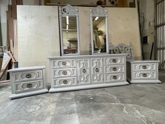 Dresser set