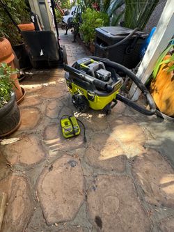 Ryobi vacuum 6 gallon. Wet/dry. Vac. 18 volt. Battery lithium and charger