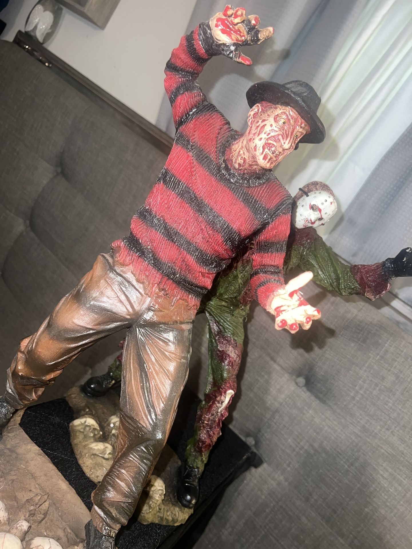 Freddy Krueger & Jason statues (HALLOWEEN)