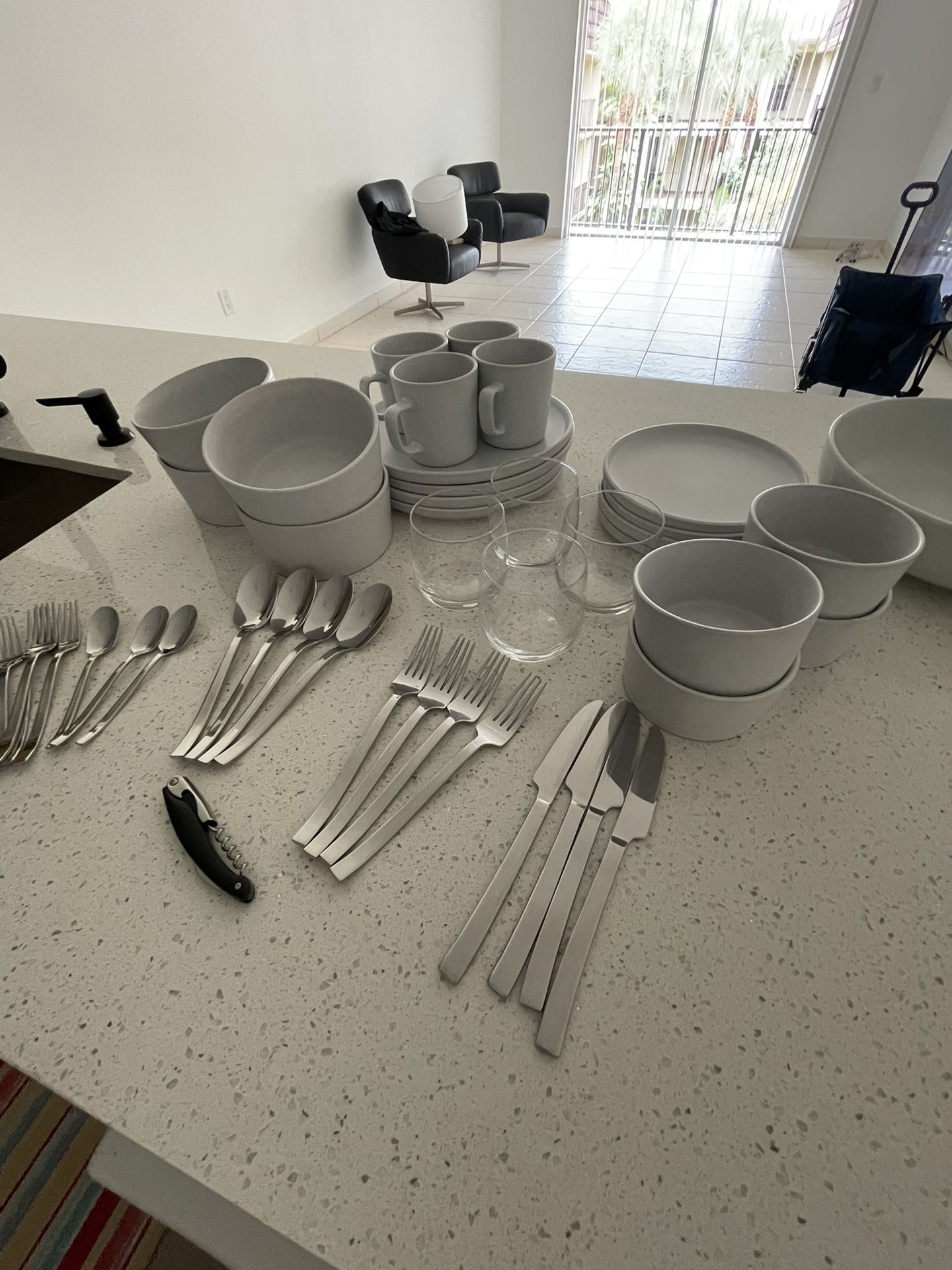 Complete Kitchenware Set – Plates, Mugs, Glasses, Bowls & Cutlery – Excellent Condition!