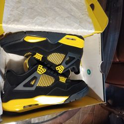Air Jordan Retro 4 "Thunder"