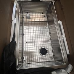 32x19x9in Delta Undermount Kitchen Sink with Detail  