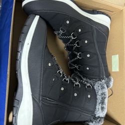 SNOW BOOTS FOR LADIES SIZE 10