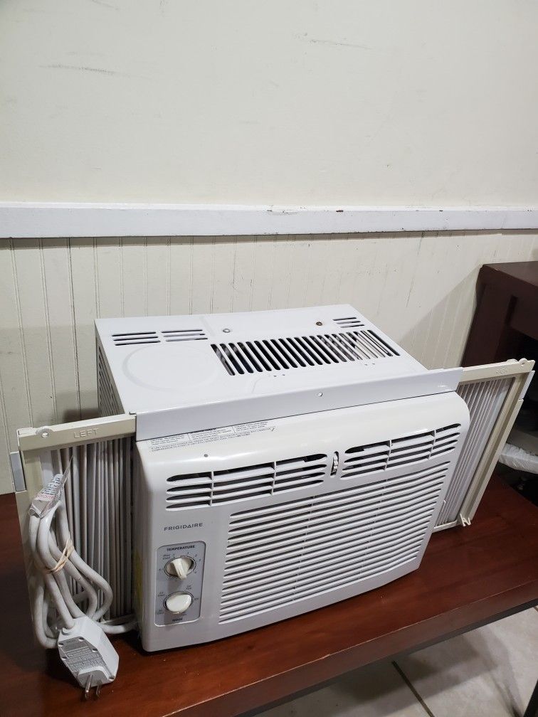 AC Unit (FRIGIDAIRE Top Brand) in Great Working Condition