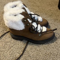 Women’s Fuzzy Boots