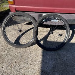 DT Swiss 27.5 E1900 And M1900 Rims And Tires