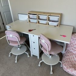 Children’s Desk And Chairs 