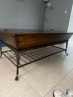 Coffee table with storage (Antique)