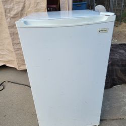 MAGIC CHEF MINI REFRIGERATOR/FREEZER 