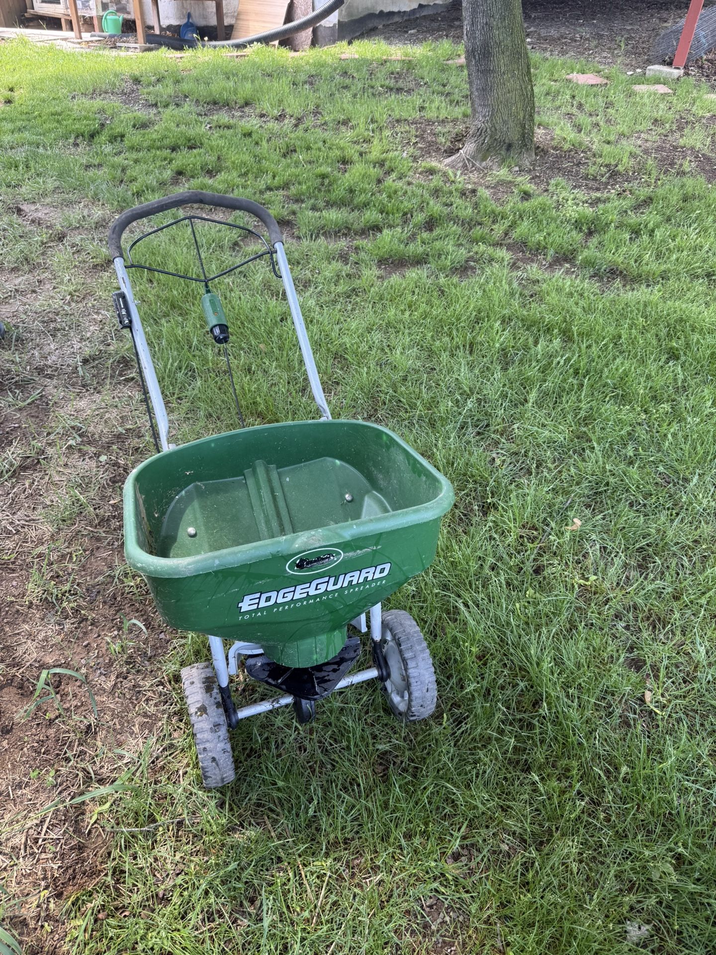 Scott’s EdgeGuard Pro Seed Spreader