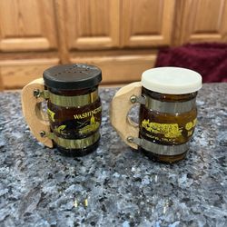 Vintage Souvenir Mugs Pair of Salt and Pepper Shakers “ Oregon  State and Washington State.      Size approximately 2 1/2 inches tall.  Preowned. 