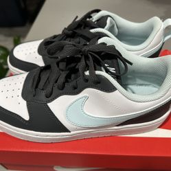 Nike Youth Sneakes