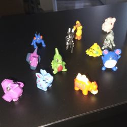 12 POKEMON TOYS