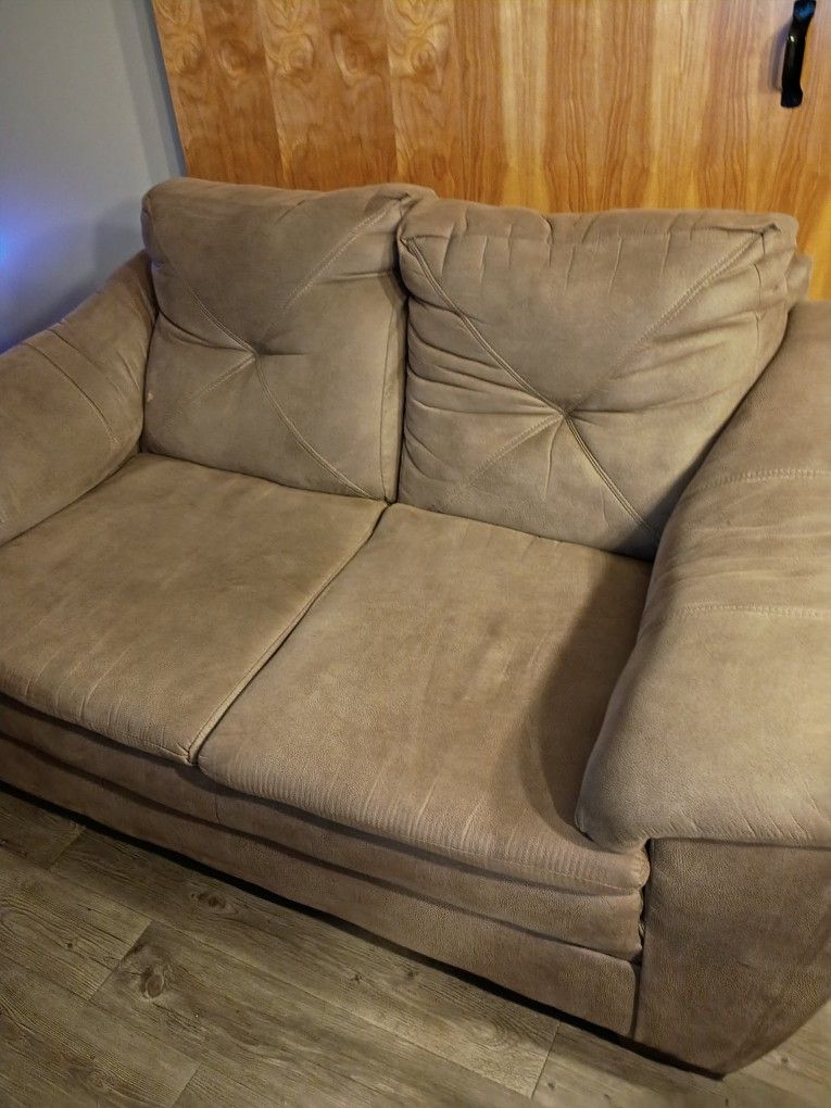 Comfortable Sued Loveseat (Smoke Free/Pet Free)