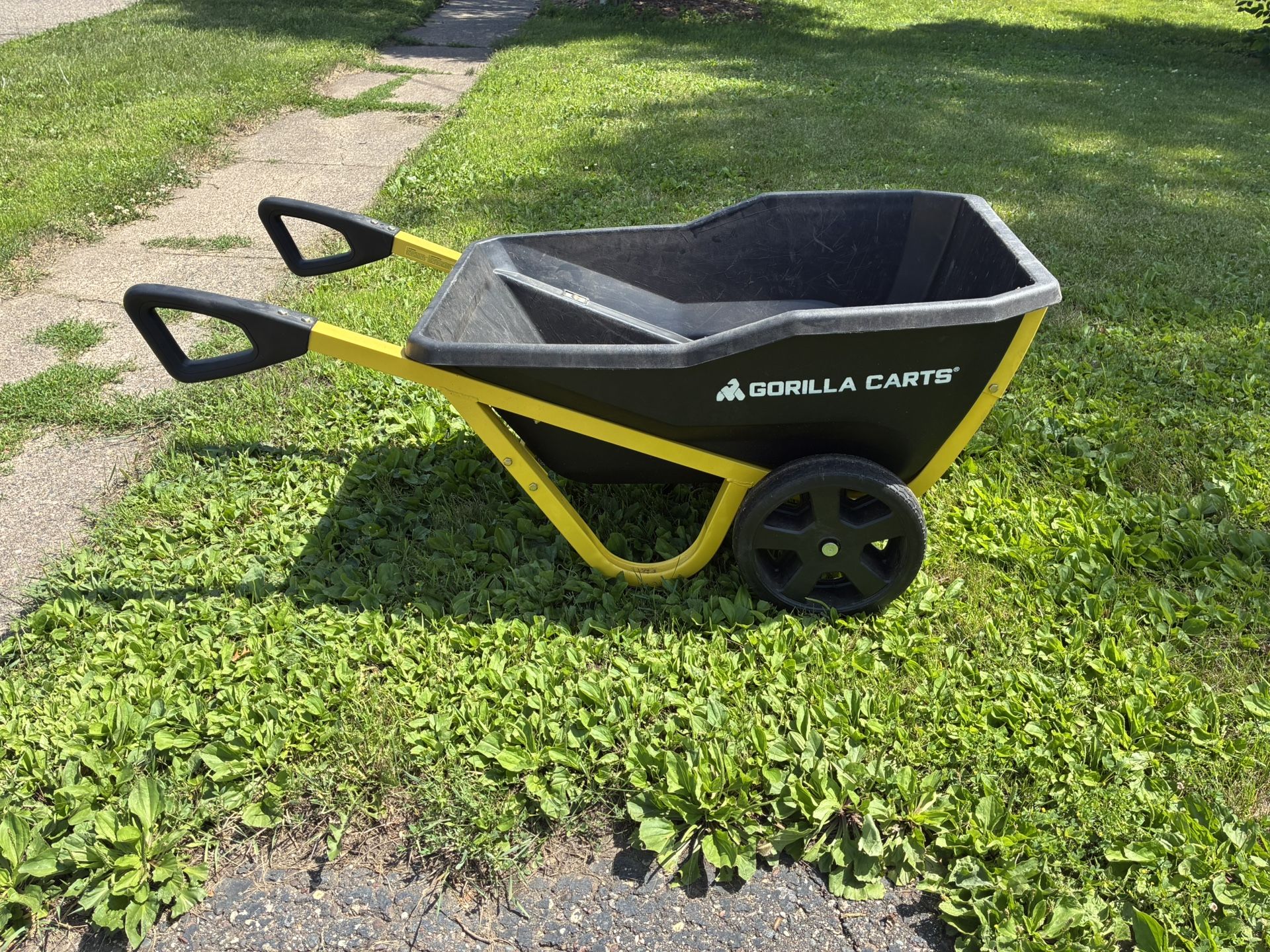 Gorilla Carts Wheelbarrow