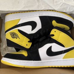 Jordan 1 Mid: ‘Yellow Toe Black’