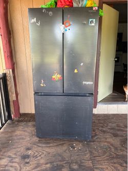 Refrigerator with ice maker