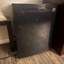 Mini Fridge (MUST GO!!)