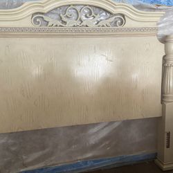 Beautiful Off white Queen Size Bedroom set Includes Headboard Wood Raíles Footboard, 4 Post 1 Nightstand, Dresser & a Trifold Mirror Smoke Free Home 