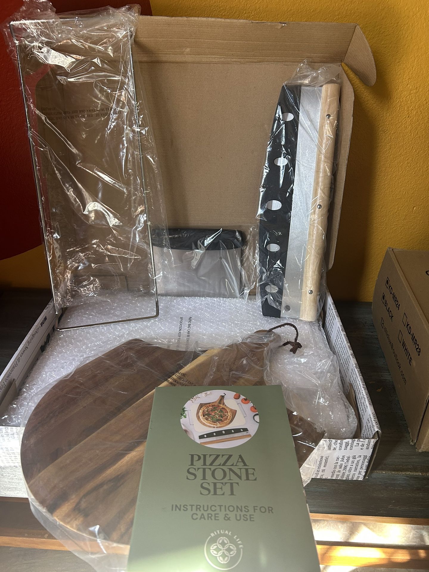New 5 Piece Pizza Set. Stone With Handle, Peel, Cutter, Dough Scraper,