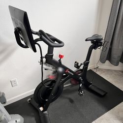 Peloton Bike w/ Screen + Mat – Excellent Condition