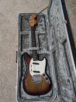 1975 Fender Mustang with roadrunner flight case