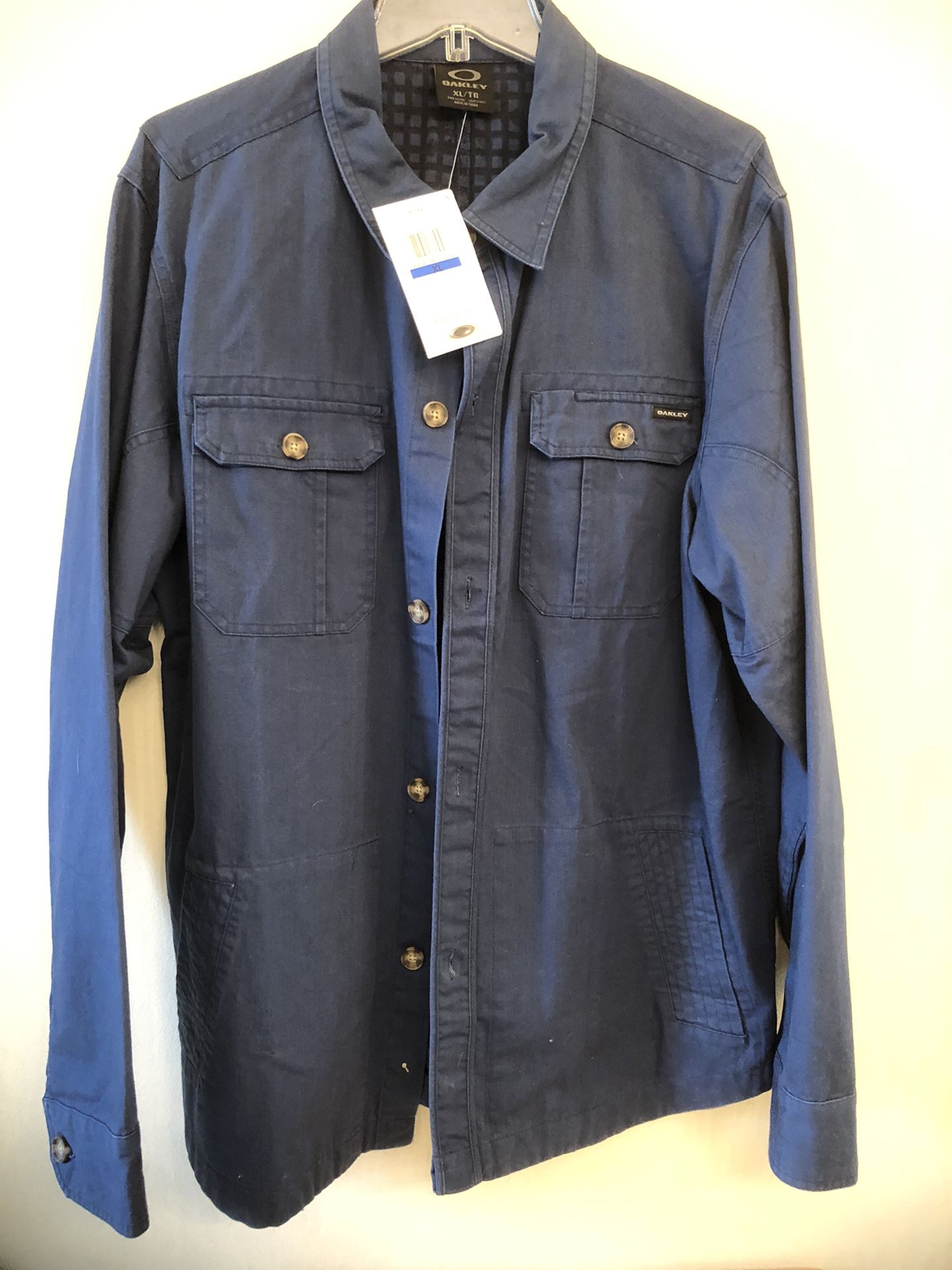 New with Tags XL Oakley Utility Woven LS Button Down Shirt in Blue Shade