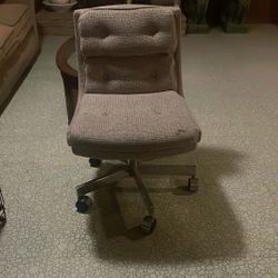 Office Chair and spins around 360 all the way around 