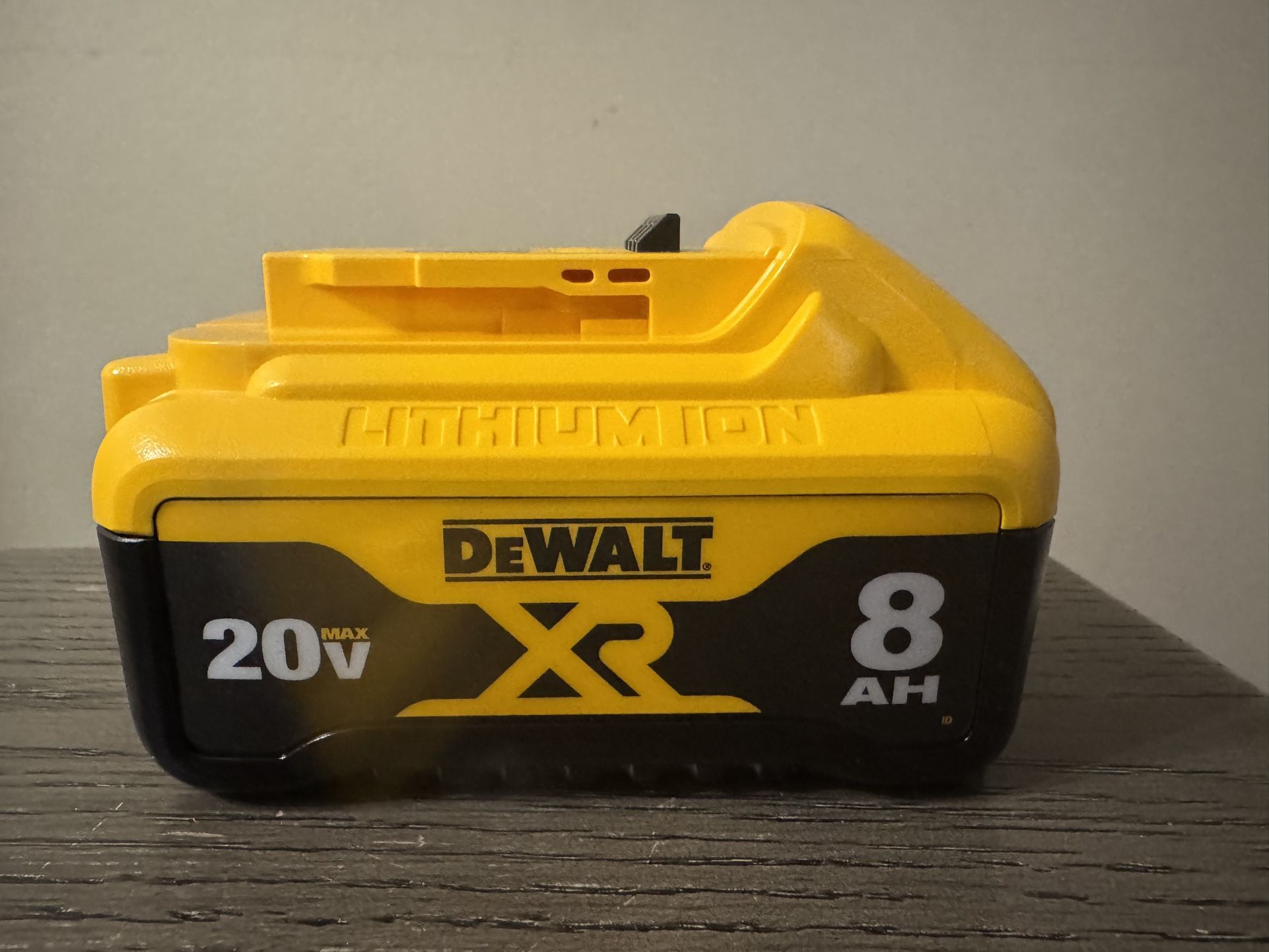 NEW DEWALT 20V 8.0AH BATTERY