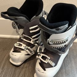 Women’s Salomon Size 23.5 Ski Boots