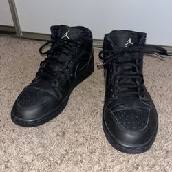 Size 8 Black Nike Air Forces
