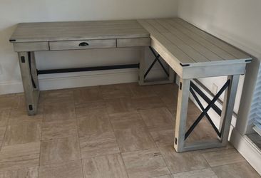 Desk in like-new condition