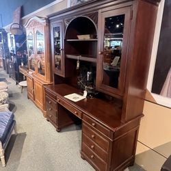 Desk: Ethan Allen 2-Piece Executive Desk W/ 2 Glass Doors On Top Hutch As-Is SKU DX5WWT