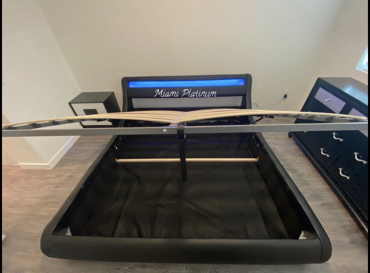 King Bed 🛌 Frame /// Financing Available