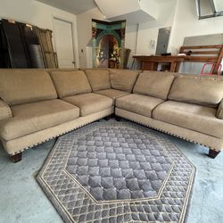 Free delivery - Comfy 3-Piece Sectional Couch – Spacious, Stylish & Great Condition!