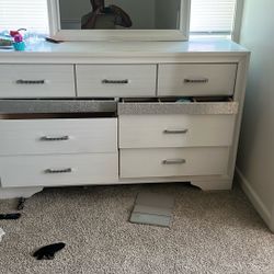 Dresser With Jewelry Pull Out Drawers And Mirror 