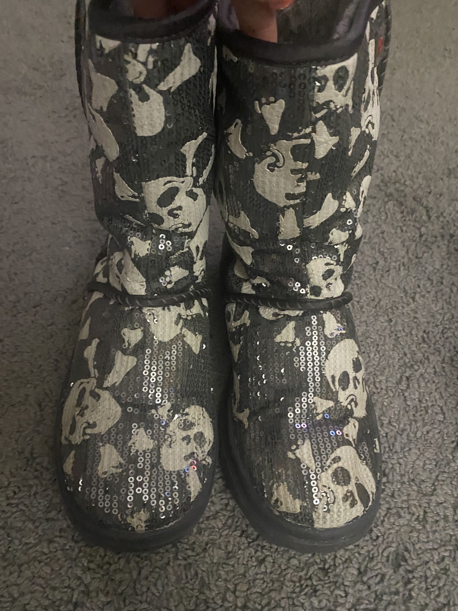Skull UGGS Size 7