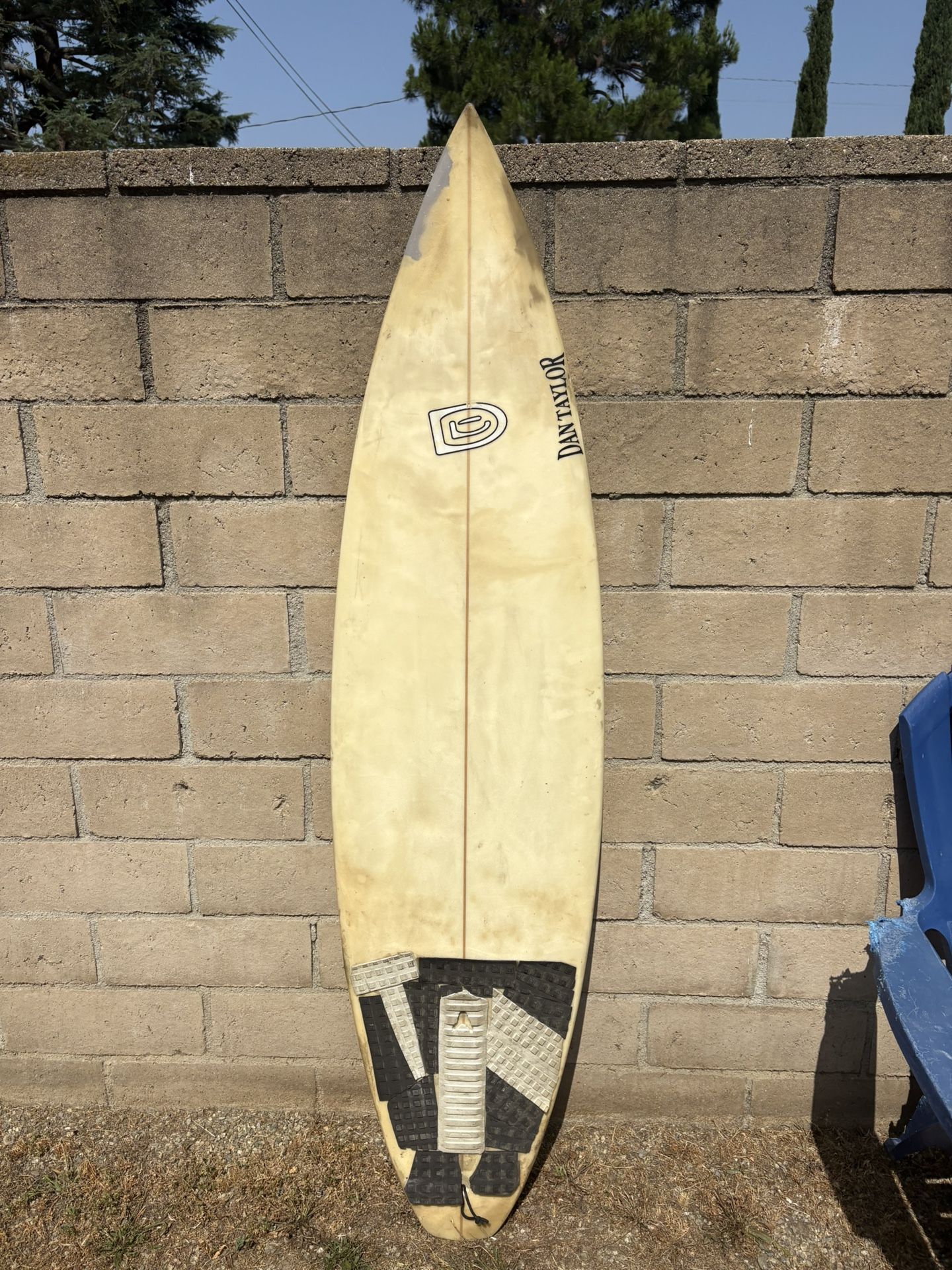 Surfboard 5’10” Dan Taylor 25$