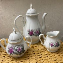 JUEGO ANTIGUO DE CAFETERA TETERA Y AZUCARERA DE PORCELANAS FILETEADA 