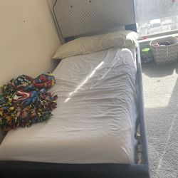 Twin bed with mattres